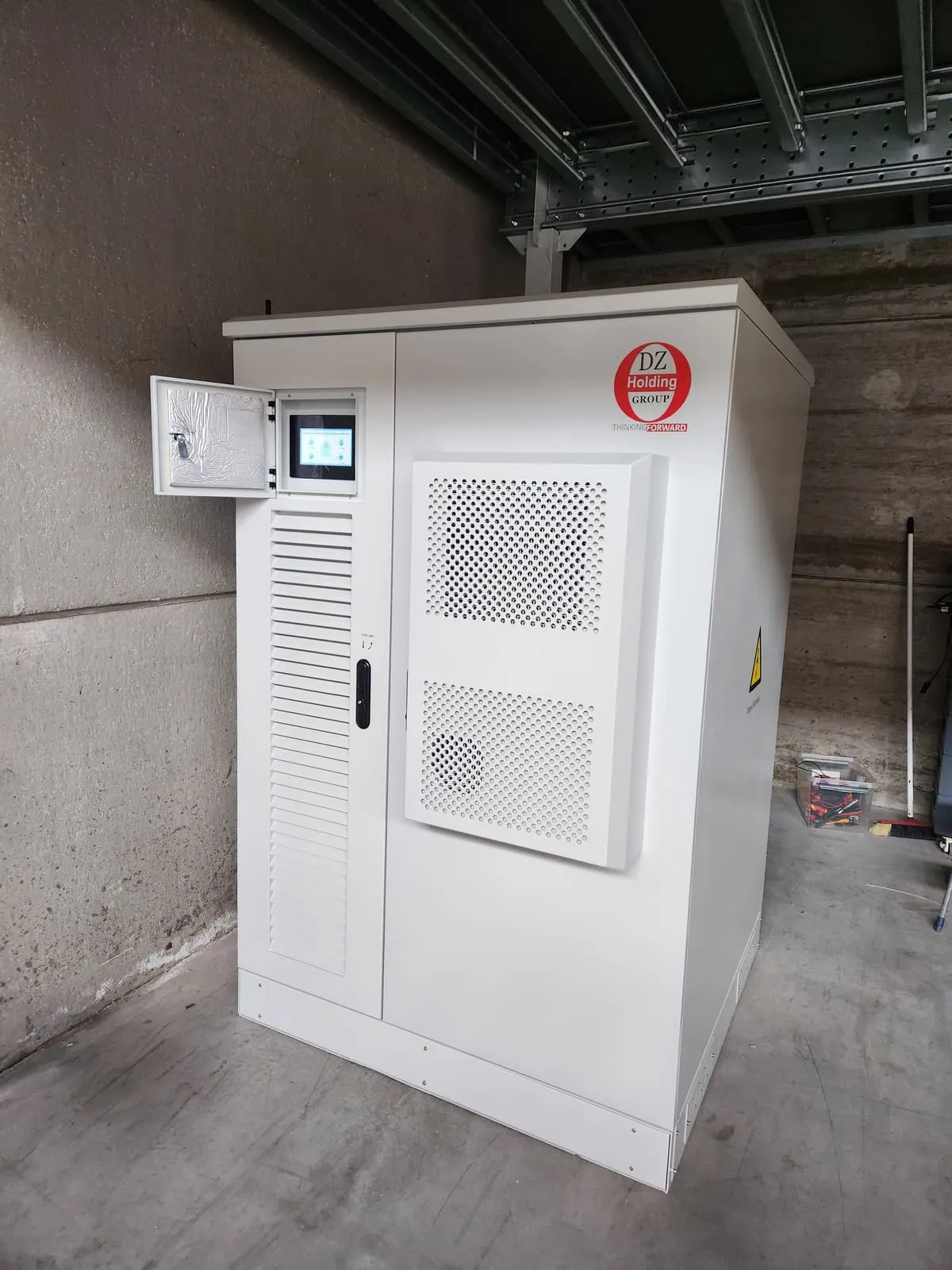 Armoire de stockage DZ Holding Group dans un local technique.