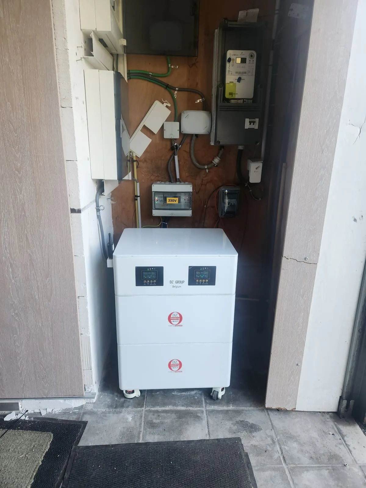 Tour de stockage installée à côté du tableau électrique existant.