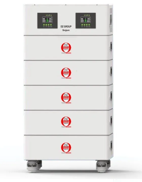 Tour de stockage DZ : deux onduleurs en tête, surmontant cinq modules de batterie empilés.