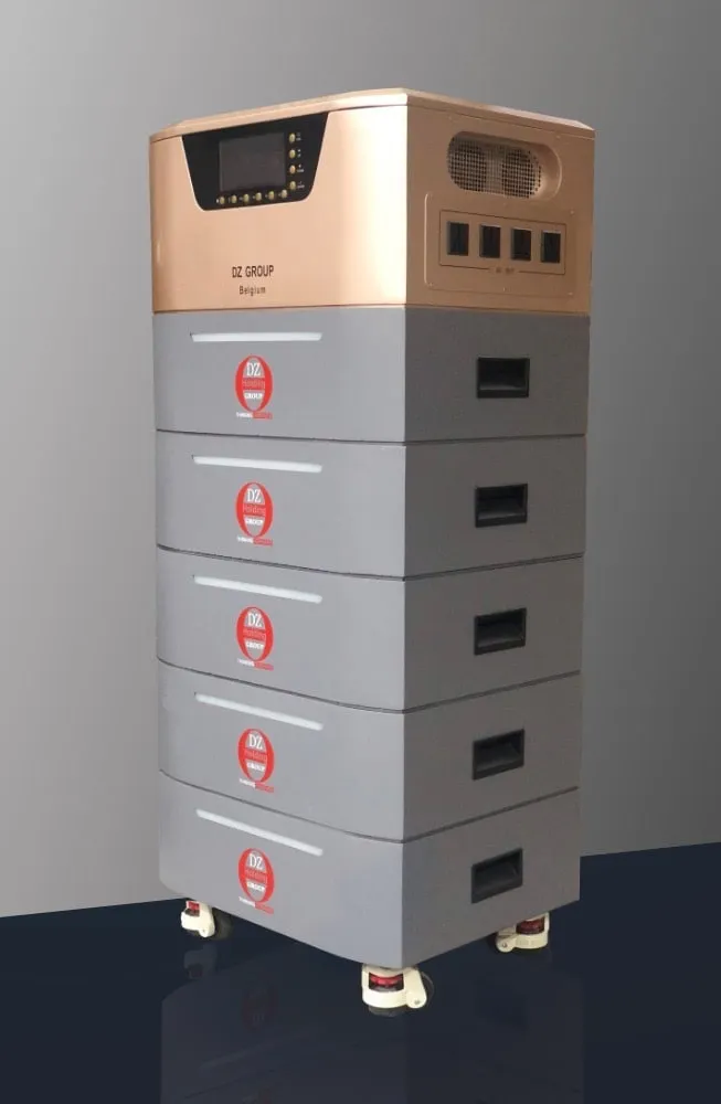 Tour de stockage DZ sur roulettes : bloc de commande en tête et cinq modules de batterie.